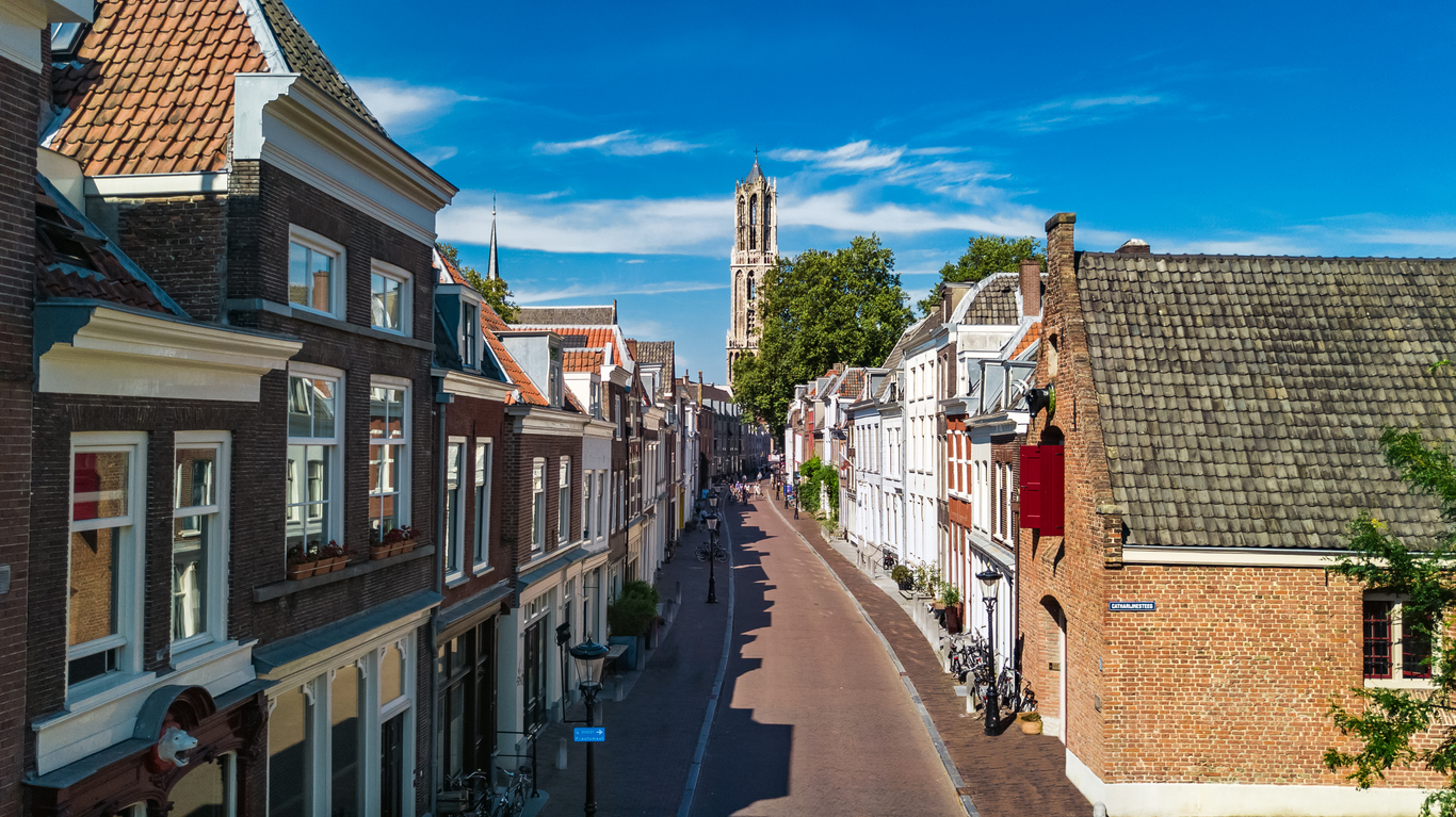 Domtoren en oude grachten in het centrum van Utrecht