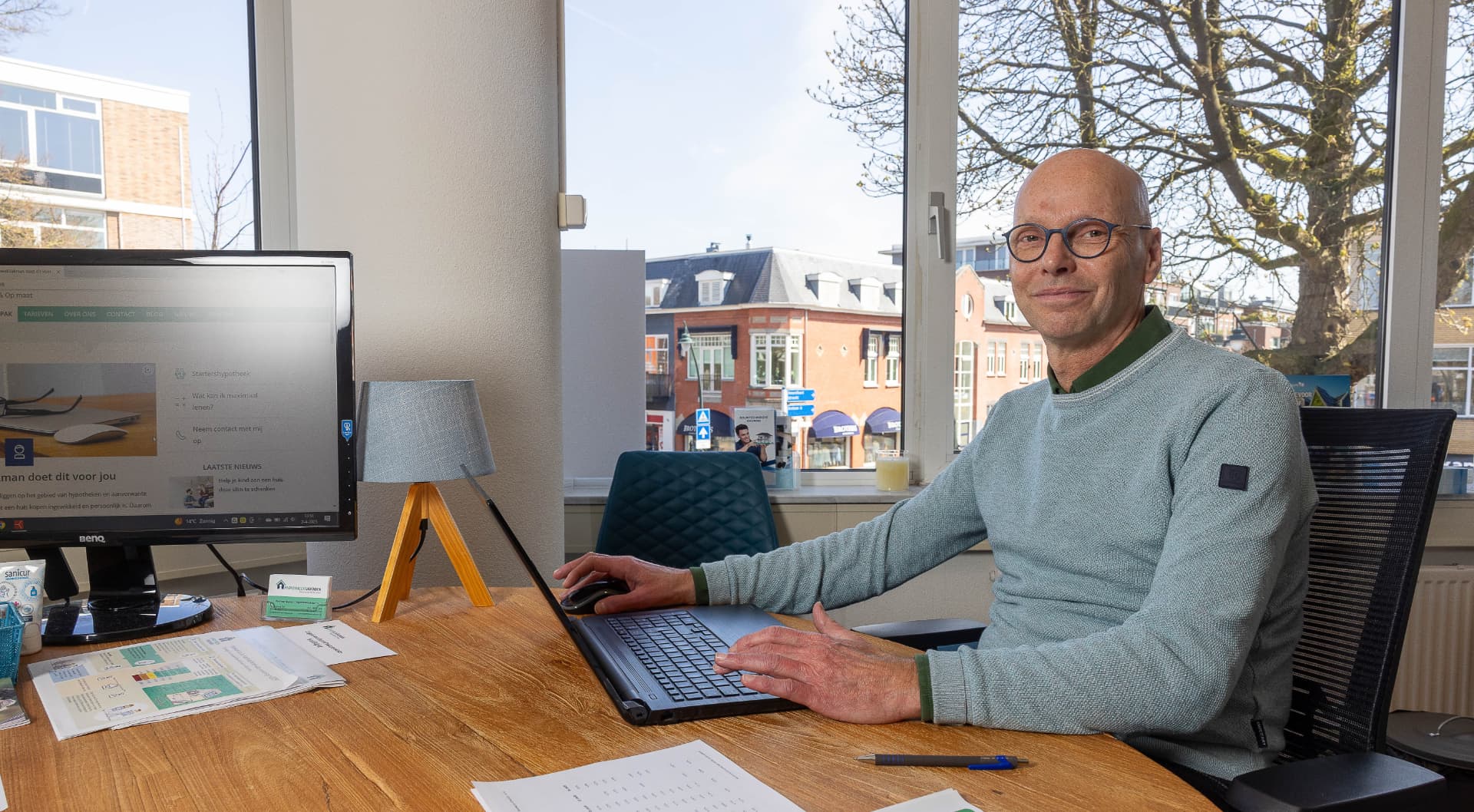 Paul van Manen achter zijn laptop
